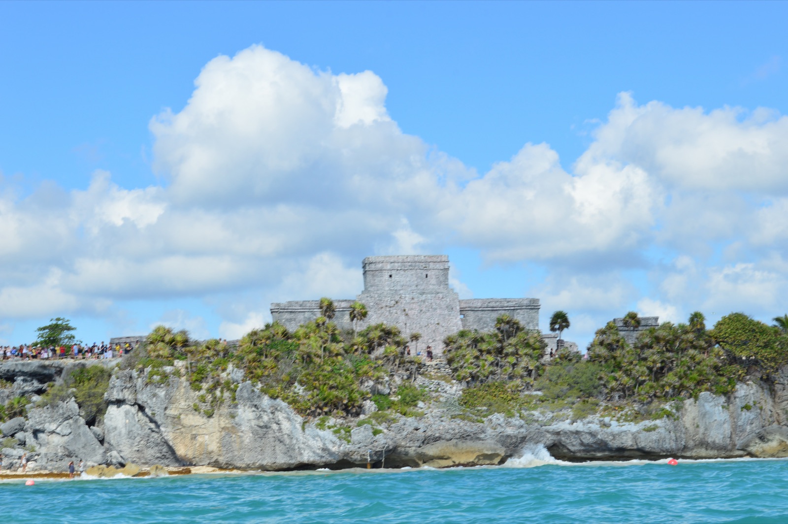 Ruinas mayas de Tulum sobre el acantilado vistas desde el mar