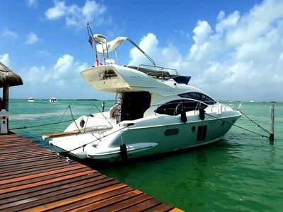 Yate Azimut atracado junto a un muelle de madera