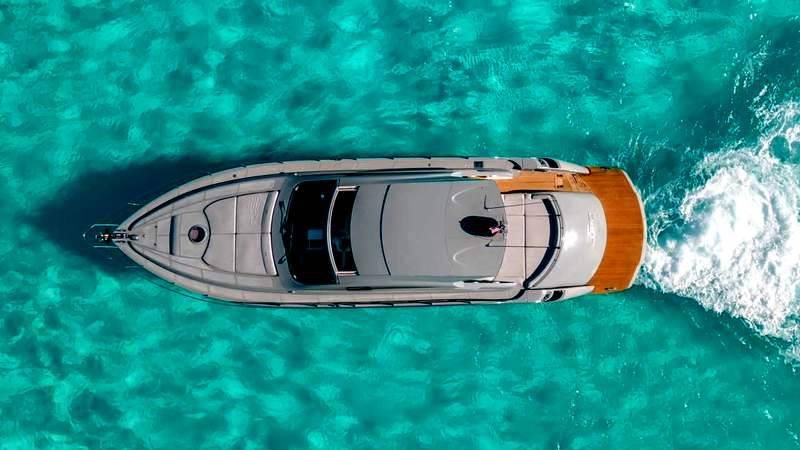 Yate Pershing 60 visto desde arriba sobre agua turquesa