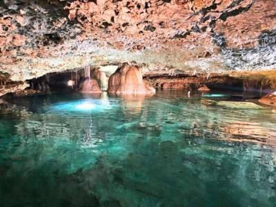 Río subterráneo de agua turquesa dentro de una caverna