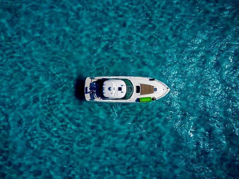 Yate Sea Ray 44 visto desde arriba en mar abierto