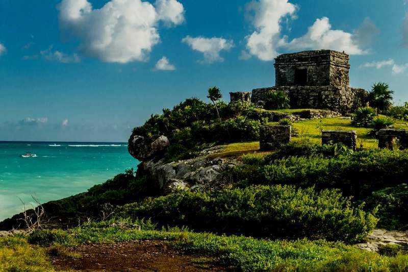El Castillo de Tulum sobre la costa, con el mar Caribe al fondo